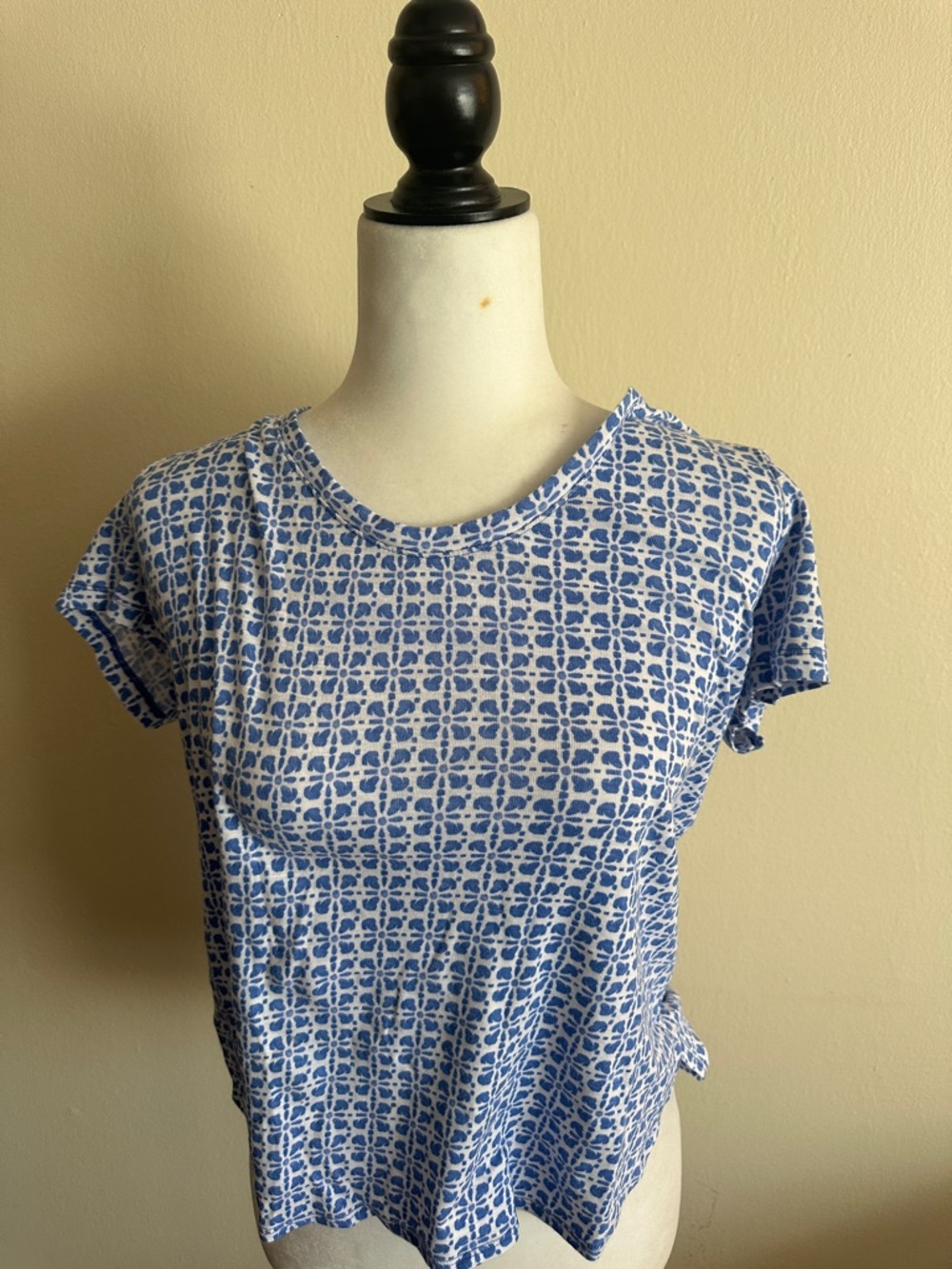 Tommy Bahama White and Blue Short Sleeve Patterned Tee